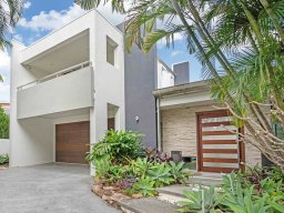 contemporary-pivot-door-entries-93